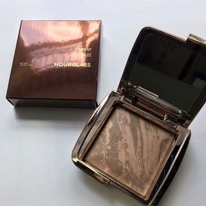 BRAND NEW HOURGLASS AMBIENT LIGHTING BRONZER